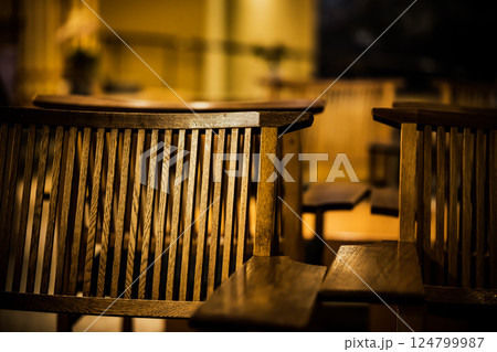 和の趣が漂う旅館の居間で静かなひとときを過ごす 124799987