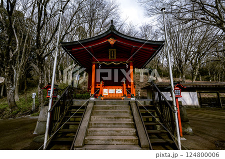 森林の中に佇む赤い社殿が美しい九頭龍神社への参道風景 124800006