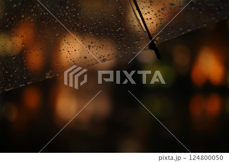 傘についた雨と街の灯り 傘についた雨と街の灯り 124800050