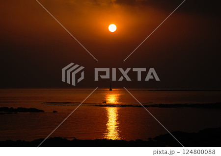 <五島の風景>夜明けの多朗島海水浴場の海 <五島の風景>夜明けの多朗島海水浴場の海 124800088