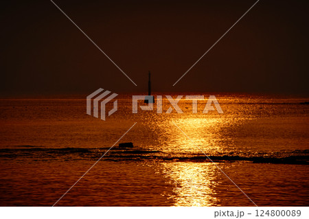 <五島の風景>夜明けの多朗島海水浴場の海 <五島の風景>夜明けの多朗島海水浴場の海 124800089
