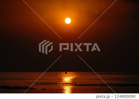 ＜五島の風景＞夜明けの多朗島海水浴場の海 124800090