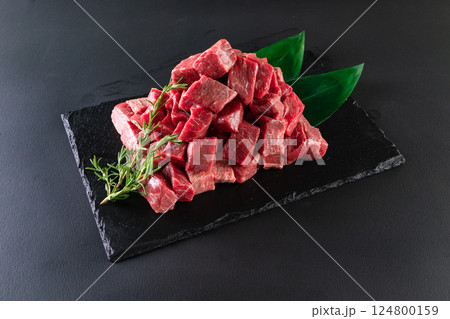 国産黒毛和牛モモ肉　ダイスカット 皿盛り 124800159