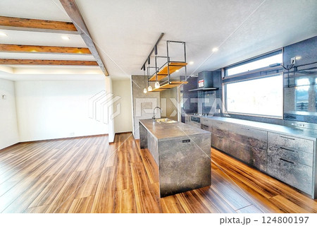 広いリビングダイニングとモダンなキッチン 124800197