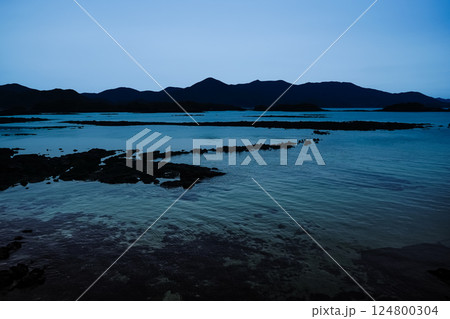 <五島の風景>曇りの夜明けのキャンプ村 <五島の風景>曇りの夜明けのキャンプ村 124800304