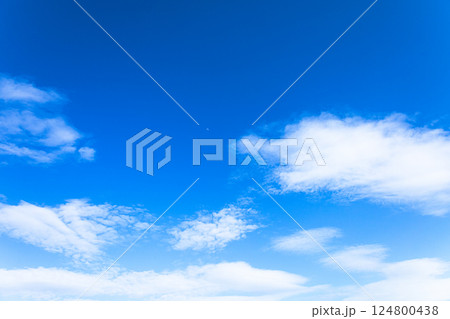 爽やかな青空と月と白い雲 124800438