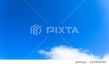 爽やかな青空と月と白い雲 爽やかな青空と月と白い雲 124800440