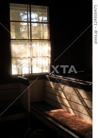 教会の窓からこぼれる光 124800475
