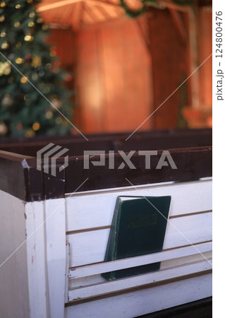 教会で座って見える聖書 124800476