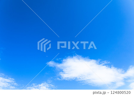 爽やかな青空と月と白い雲の風景 爽やかな青空と月と白い雲の風景 124800520