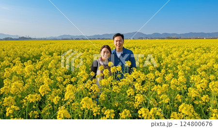 菜の花畑で微笑む人達 124800676