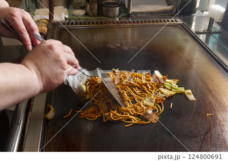 焼きそばを焼く 124800691