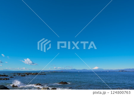 葉山の海から望む冬の富士山と青空の絶景 124800763