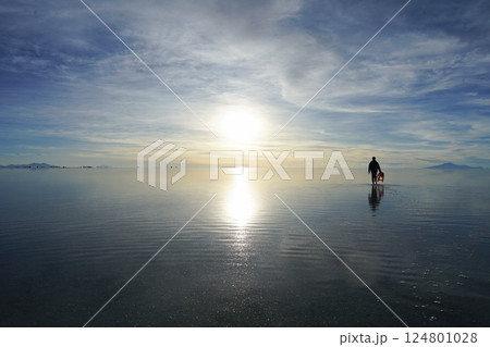 ポリビアウユニ塩湖の夕日 124801028