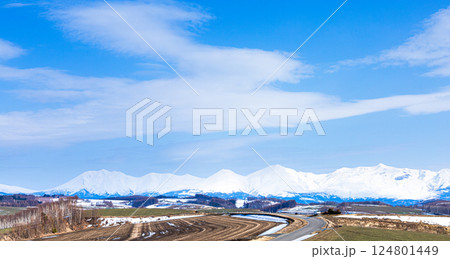 雪解けが進む春の北海道美瑛町の雄大な風景 雪解けが進む春の北海道美瑛町の雄大な風景 124801449