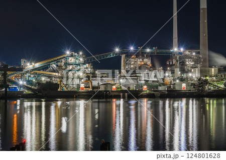 【山口県周南市徳山港町からの工場夜景】 124801628
