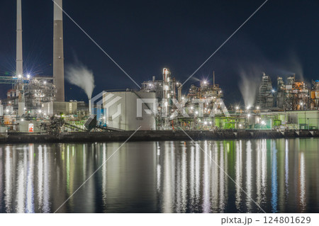 【山口県周南市徳山港町からの工場夜景】 124801629