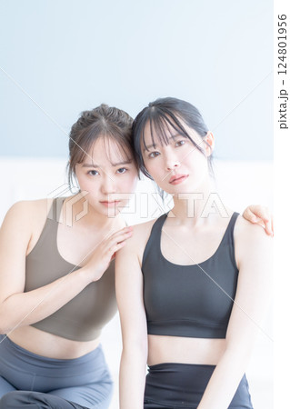 トレーニングウェアを着た若い女性のビューティーイメージ トレーニングウェアを着た若い女性のビューティーイメージ 124801956