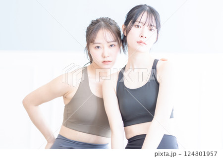 トレーニングウェアを着た若い女性のビューティーイメージ トレーニングウェアを着た若い女性のビューティーイメージ 124801957