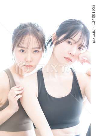 トレーニングウェアを着た若い女性のビューティーイメージ トレーニングウェアを着た若い女性のビューティーイメージ 124801958