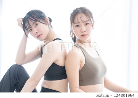 トレーニングウェアを着た若い女性のビューティーイメージ 124801964