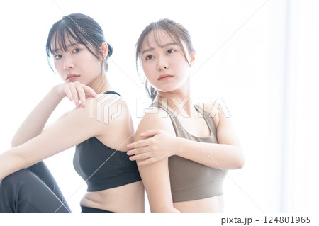 トレーニングウェアを着た若い女性のビューティーイメージ 124801965