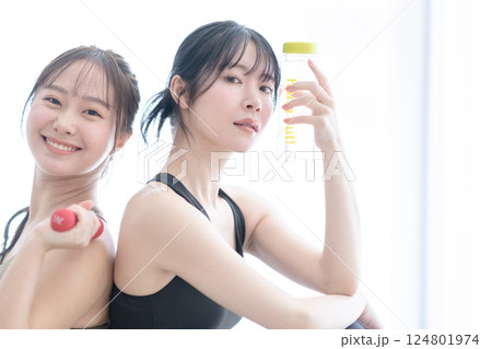 トレーニングウェアを着た若い女性のビューティーイメージ 124801974
