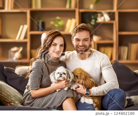 リビングで寛ぐ若い夫婦とペットのイメージ素材 124802180
