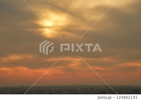 夕焼けに染まる都市の風景	 124802191