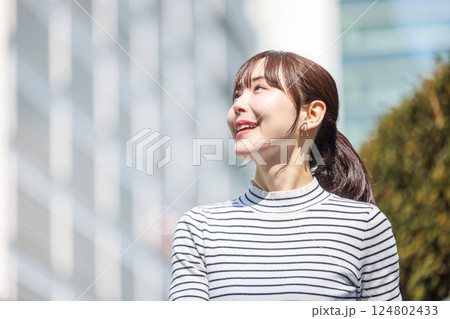 笑顔の女性 笑顔の女性 124802433
