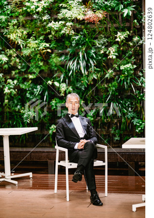 緑を背景にしたシニア男性のポートレート 124802639