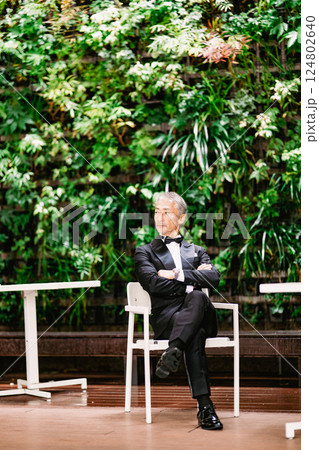 緑を背景にしたシニア男性のポートレート 124802640