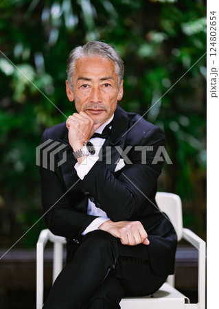 緑を背景にしたシニア男性のポートレート 124802654