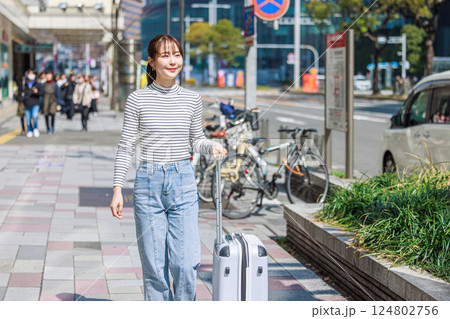 旅に出る女性　ポートレート 124802756