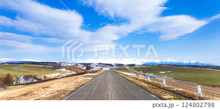 春の北海道美瑛町の雄大な道のある風景 春の北海道美瑛町の雄大な道のある風景 124802798