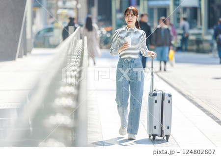 旅に出る女性 124802807