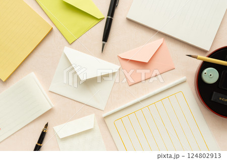 便箋封筒と筆記用具 季節の便り 挨拶状 便箋封筒と筆記用具 季節の便り 挨拶状 124802913