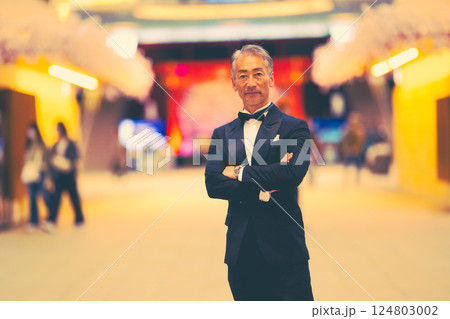 空港ターミナルでチェックインの手続きをする男性 空港ターミナルでチェックインの手続きをする男性 124803002