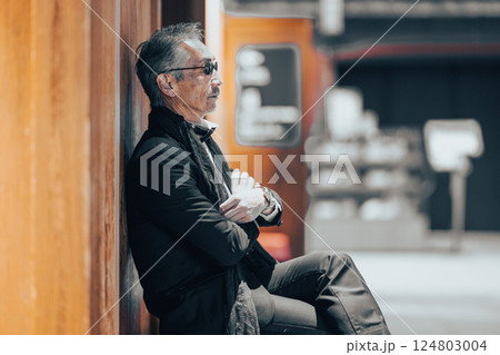 空港ターミナルでチェックインの手続きをする男性 空港ターミナルでチェックインの手続きをする男性 124803004