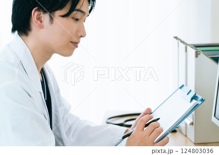パソコン操作をする若い医師 124803036
