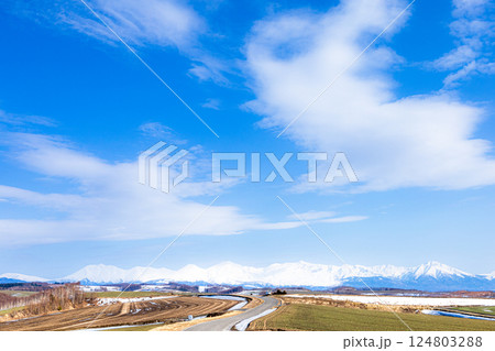 青空が広がる雄大な北海道美瑛町の春の風景 青空が広がる雄大な北海道美瑛町の春の風景 124803288