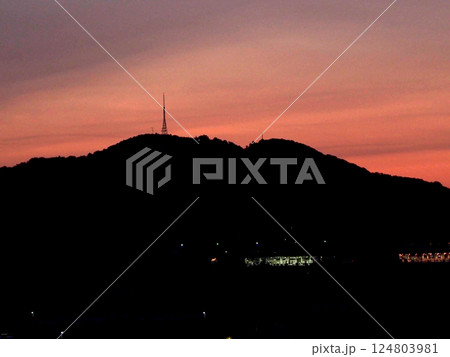 春の日の夜明け前(高知市桟橋から五台山&弘化台あたりの眺望) 春の日の夜明け前(高知市桟橋から五台山&弘化台あたりの眺望) 124803981