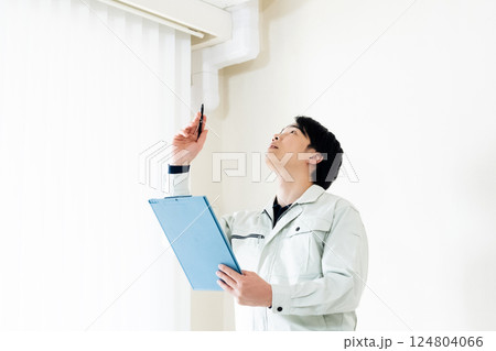 エアコンの点検をする作業員 エアコンの点検をする作業員 124804066