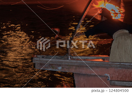 涼を感じる夏の風物詩宇治川の鵜飼いを撮影 124804500