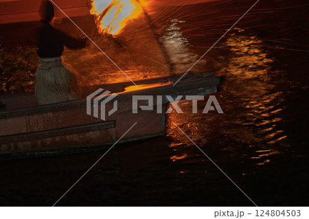 涼を感じる夏の風物詩宇治川の鵜飼いを撮影 124804503