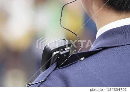 警戒にあたる警察官 124804792