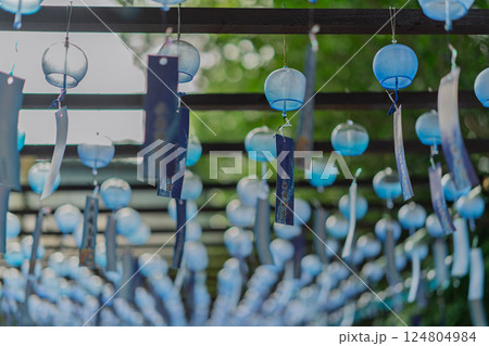 大阪府三島郡島本町の水無瀬神宮の風鈴を撮影したもの 124804984