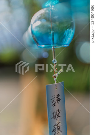 大阪府三島郡島本町の水無瀬神宮の風鈴を撮影したもの 大阪府三島郡島本町の水無瀬神宮の風鈴を撮影したもの 124804986