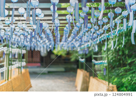 大阪府三島郡島本町の水無瀬神宮の風鈴を撮影したもの 124804991