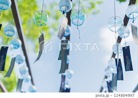 大阪府三島郡島本町の水無瀬神宮の風鈴を撮影したもの 大阪府三島郡島本町の水無瀬神宮の風鈴を撮影したもの 124804997